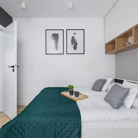 Elegant Apartment In Cracow With Balcony, Parking And Desk By Noclegi Renters Krakow Ngoại thất bức ảnh