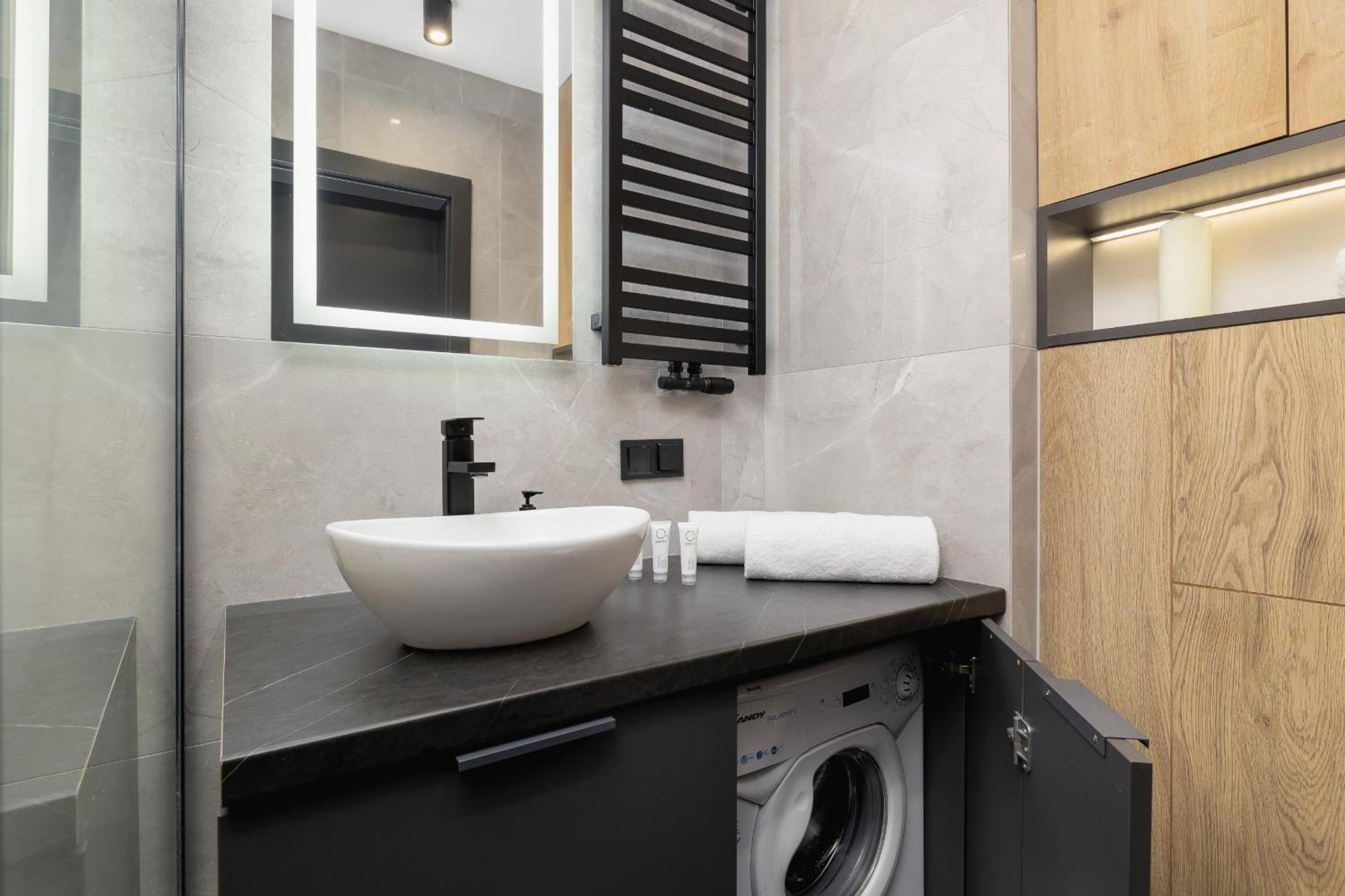 Elegant Apartment In Cracow With Balcony, Parking And Desk By Noclegi Renters Krakow Ngoại thất bức ảnh