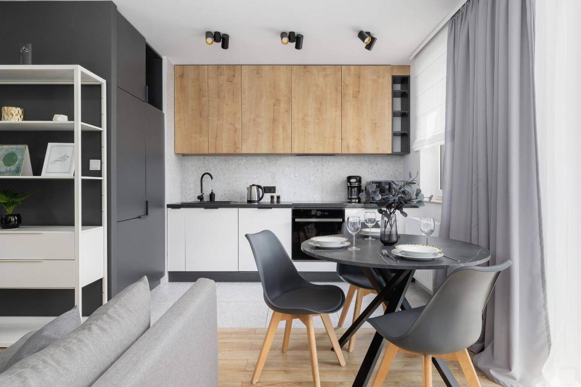 Elegant Apartment In Cracow With Balcony, Parking And Desk By Noclegi Renters Krakow Ngoại thất bức ảnh