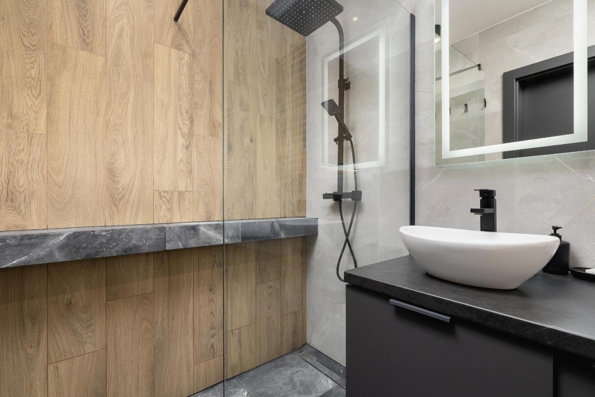 Elegant Apartment In Cracow With Balcony, Parking And Desk By Noclegi Renters Krakow Ngoại thất bức ảnh