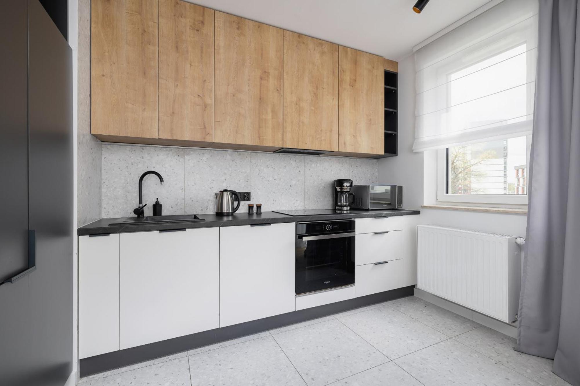 Elegant Apartment In Cracow With Balcony, Parking And Desk By Noclegi Renters Krakow Ngoại thất bức ảnh